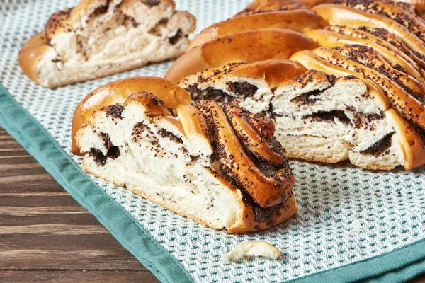 Kopp svart kaffe och poppy seed tårta — Stockfoto