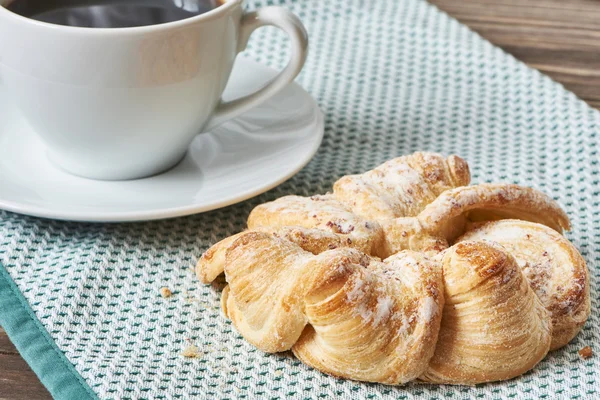 Black coffee and brioche — Stock Photo, Image