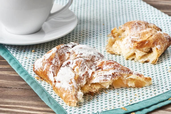 Svart kaffe og brioche – stockfoto