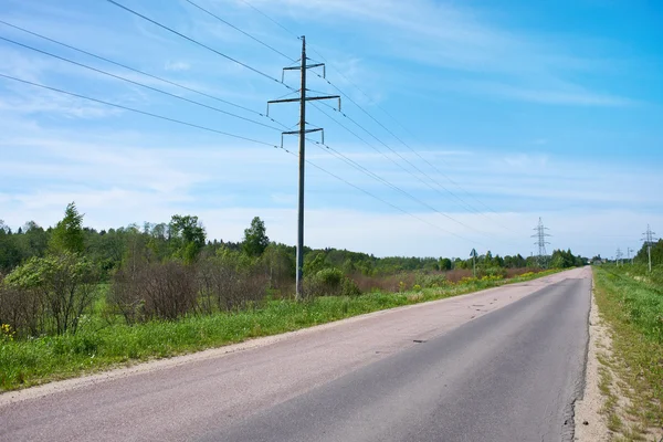Высоковольтная линия электропередачи на дорожном ландшафте — стоковое фото