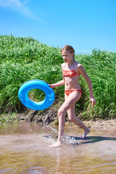 Girl bathes in river on summer day — Stock Photo, Image