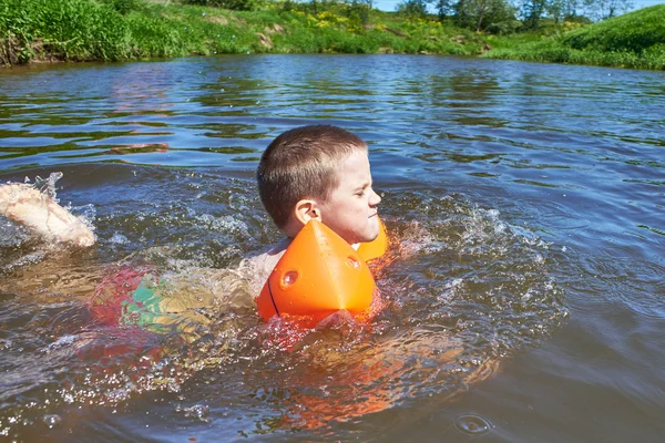 Little boy swimming in river — Stock Photo, Image