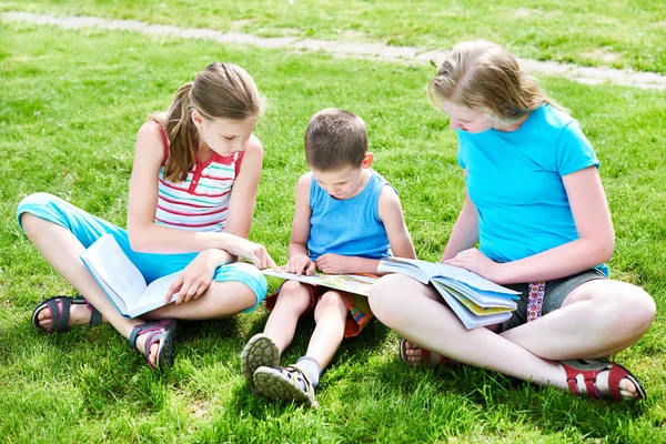 Vrienden kinderen lezen boek — Stockfoto