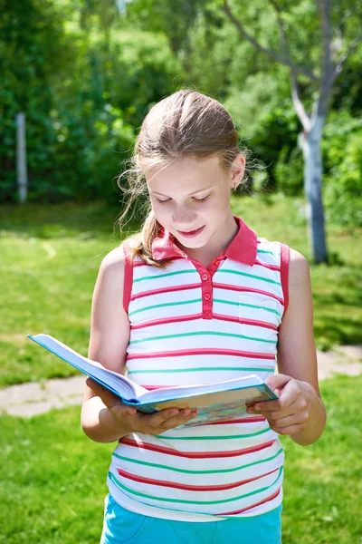 Молодая девушка-подросток читает книги на открытом воздухе — стоковое фото