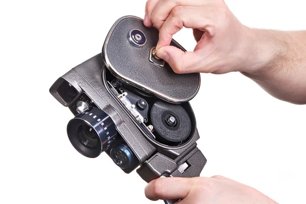 Retro mekaniska filmkamera i händerna på aktör Öppna locket — Stockfoto