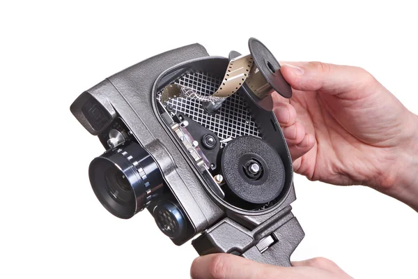 Retro mechanické filmová kamera s filmem v rukou izolované — Stock fotografie