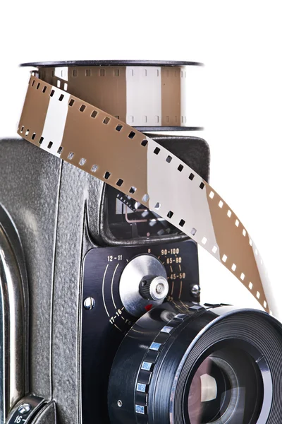 Ретромеханическая кинокамера и пленка изолированы — стоковое фото