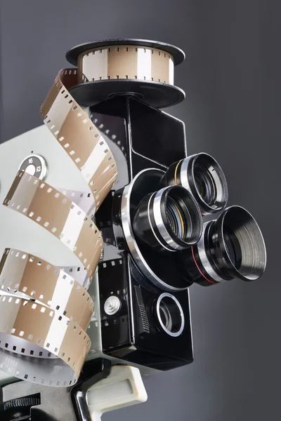 Retro mekaniska film kamera och rulle film isolerade — Stockfoto