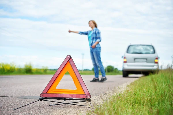 Mujer espera ayuda cerca de coche roto — Foto de Stock