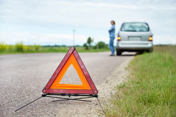 La donna aspetta aiuto vicino a auto rotta su strada — Foto Stock