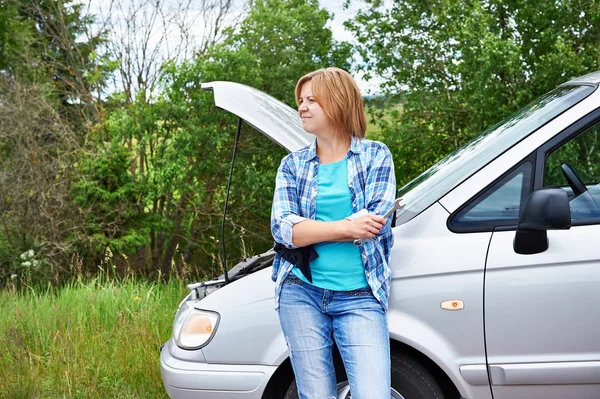 Mujer espera ayuda cerca de coche roto — Foto de Stock