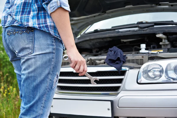 Mano con llave inglesa y coche — Foto de Stock