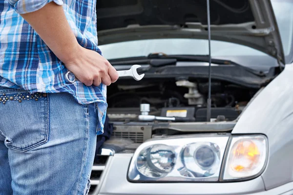 Mano con chiave inglese e auto — Foto Stock