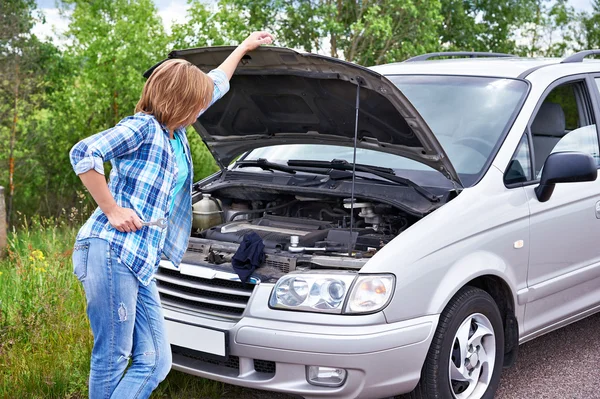 Vrouw in de buurt van gebroken auto — Stockfoto