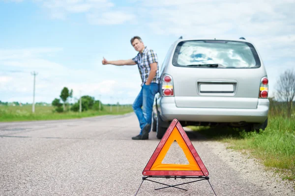 Man standing on road near car waiting help — Stock Photo, Image