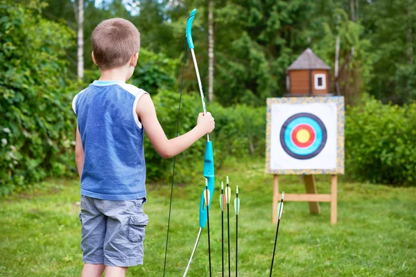 Petit garçon avec grand arc près du but de sport — Photo