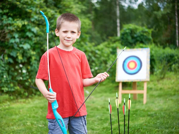 Weinig archer met boog en pijlen — Stockfoto