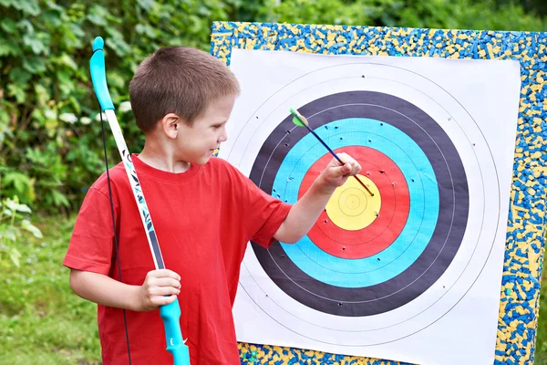 Lilla archer med båge dra ut pilen från aim — Stockfoto