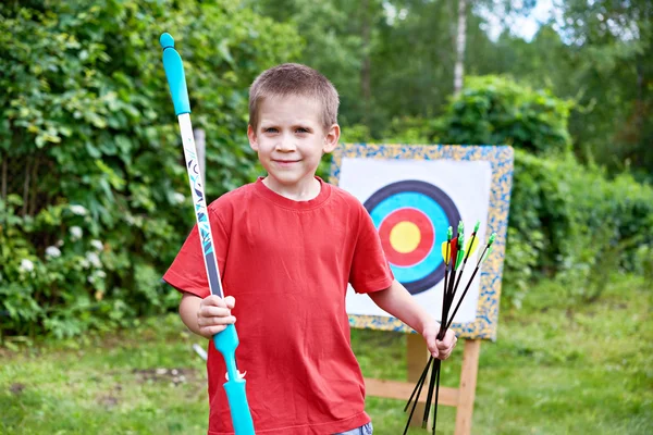 Petit archer avec arc et flèches — Photo