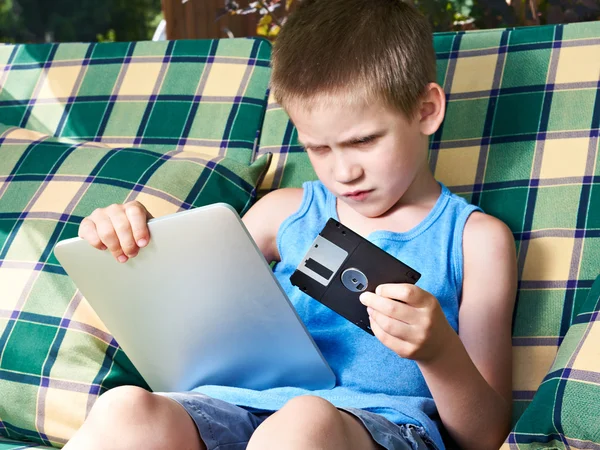 Petit garçon avec disquette et tablette pc — Photo