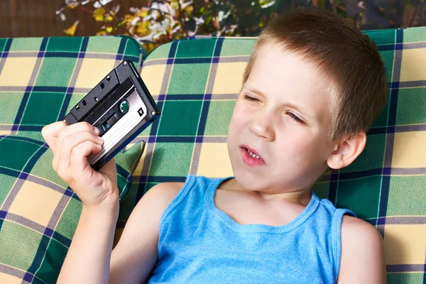 Kleiner Junge mit Audiokassette — Stockfoto