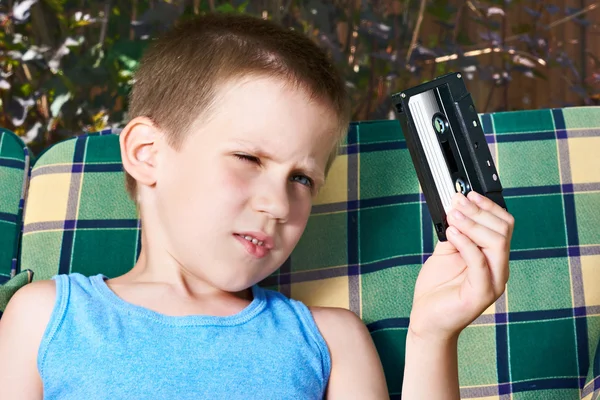 Niño pequeño con cassette de audio —  Fotos de Stock
