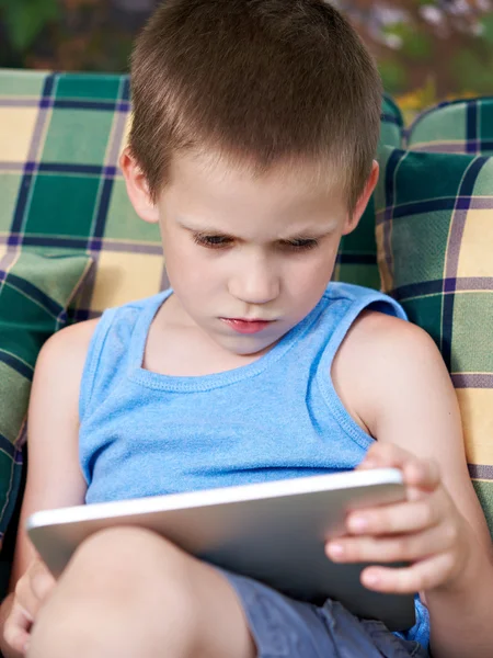 Niño pequeño con la PC tableta — Foto de Stock