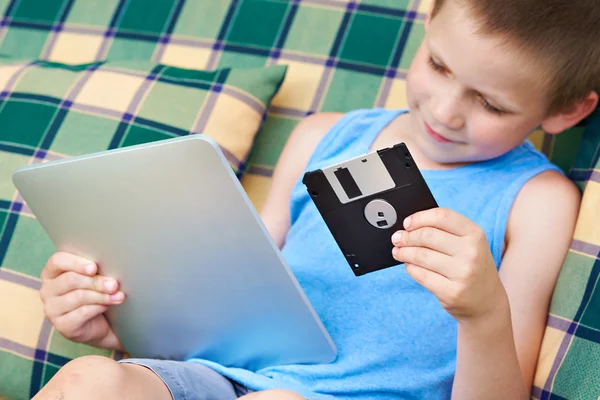 Petit garçon avec disquette et tablette pc — Photo