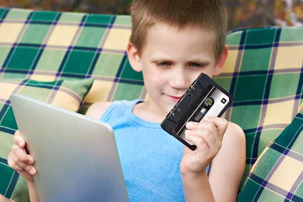 平板电脑和音频盒式磁带的小男孩 — 图库照片