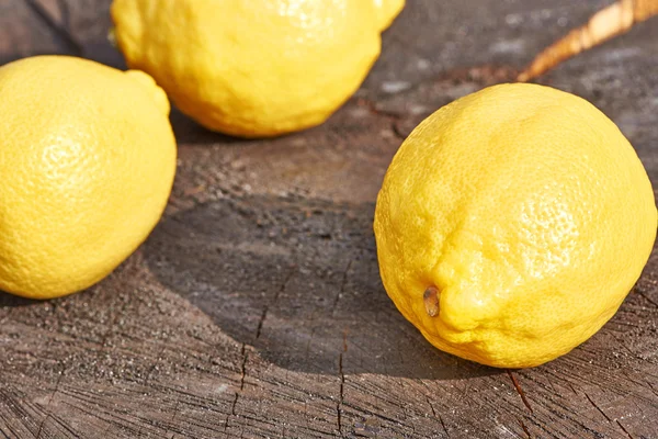 Tres limones sobre mesa de madera —  Fotos de Stock