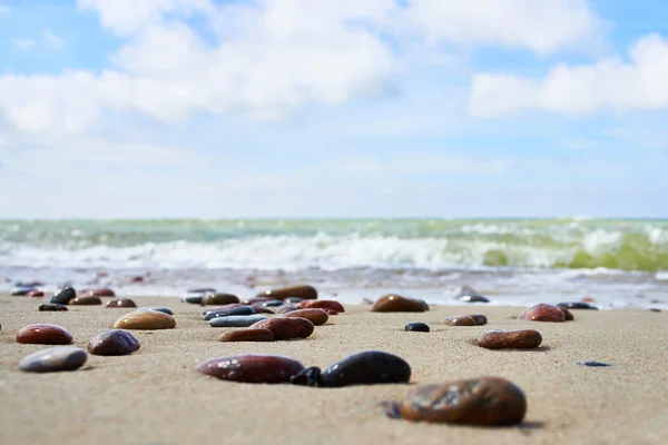 Barevné kameny na písčité pláži — Stock fotografie
