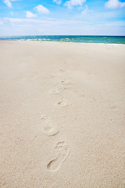 Empreintes de pas sur la plage vide — Photo