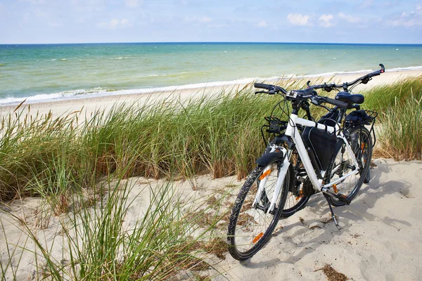 Bicicletas turistas viajam na natureza no dia ensolarado — Fotografia de Stock