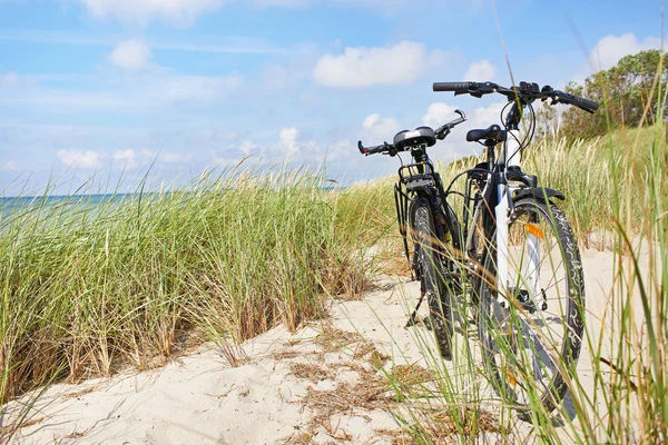 Bicicletas turistas viajando na natureza no dia ensolarado — Fotografia de Stock