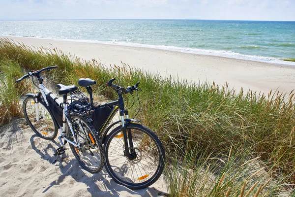 Bicicletas turistas viajam na natureza no dia ensolarado — Fotografia de Stock