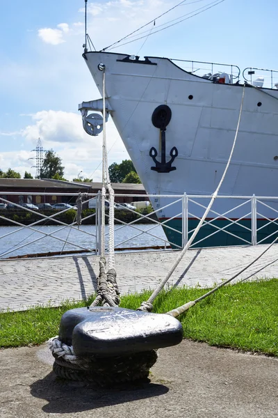 Navio atracado no cais — Fotografia de Stock