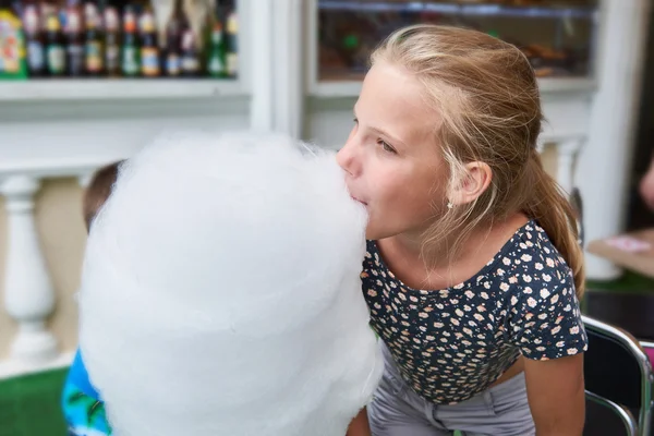 Ragazza mangiare grande zucchero filato — Foto Stock