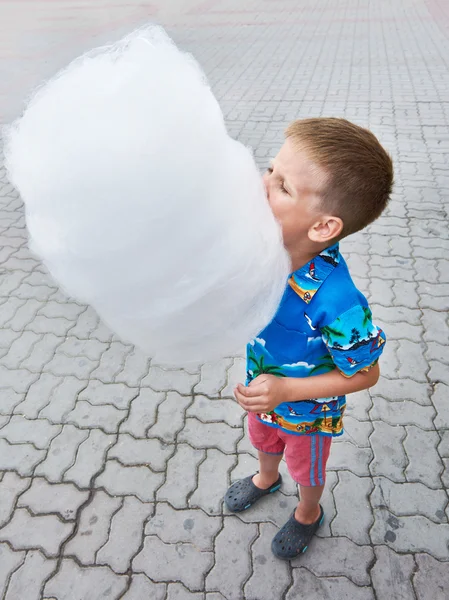 Мальчик ест сахарную вату — стоковое фото