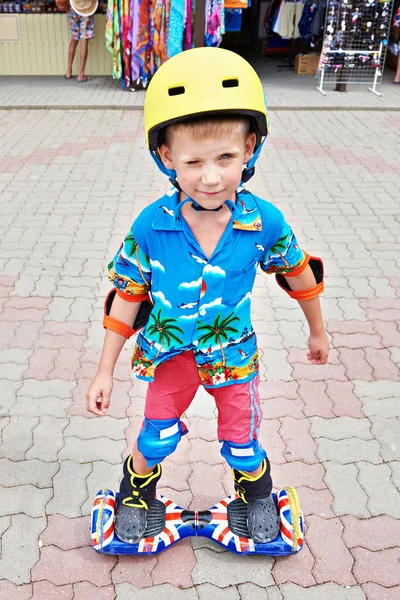 Kleiner Junge skatet auf Gyroscooter — Stockfoto