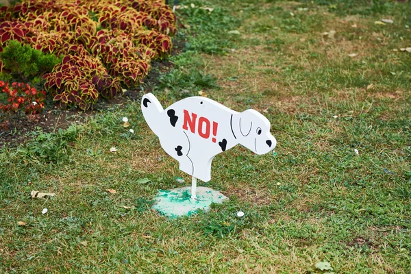 Assine proibindo cão andando no gramado — Fotografia de Stock