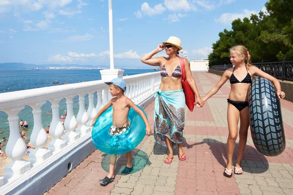 Familia de vacaciones en el paseo marítimo a lo largo del paseo marítimo — Foto de Stock