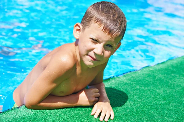 Little boy in pool — Stock Photo, Image