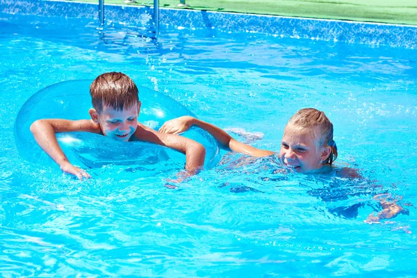 Девочка и мальчик плавают в бассейне — стоковое фото