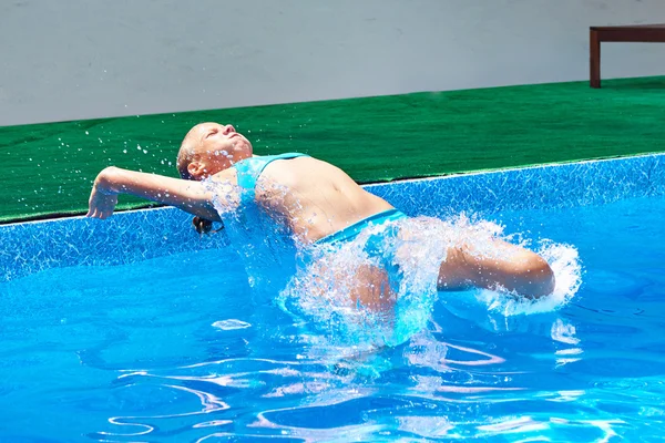 Дівчина спортсменка стрибає у воду — стокове фото