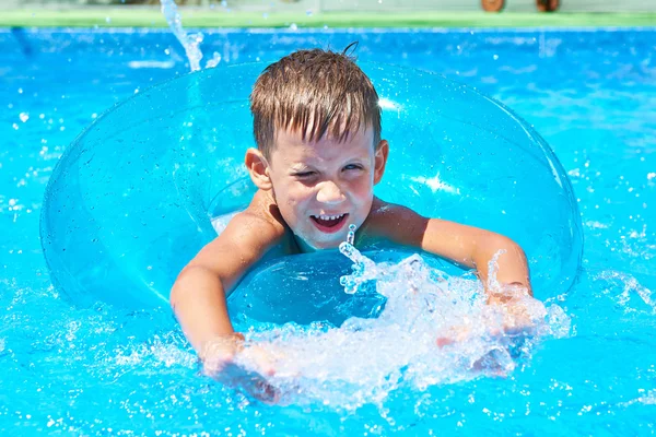 Garçon nager dans piscine — Photo