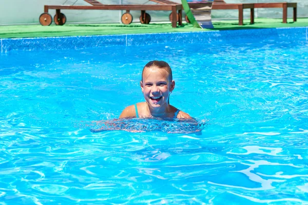 Menina nadando na piscina — Fotografia de Stock