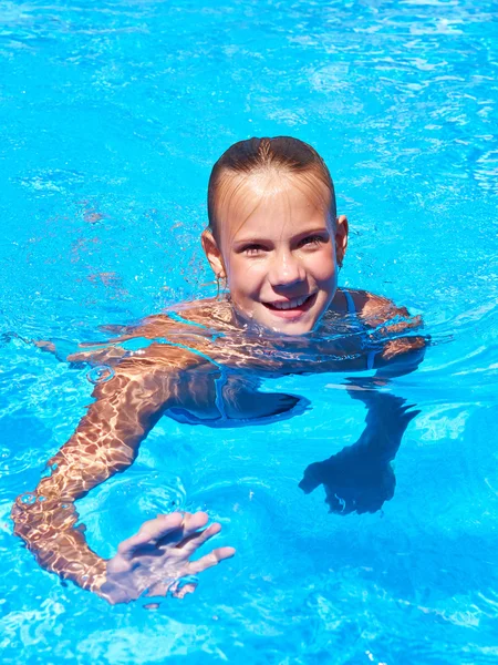 Fille nager dans la piscine — Photo