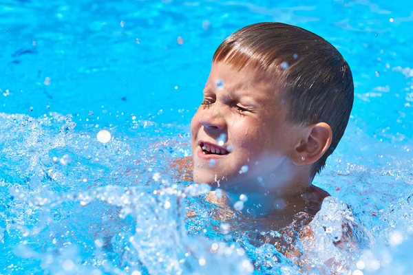Petit garçon nageant dans la piscine — Photo