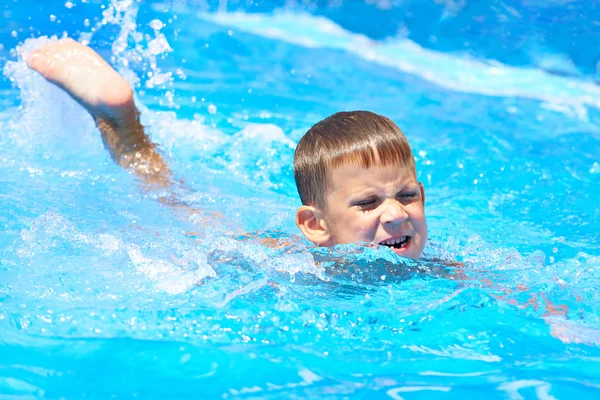 Little boy swimming in pool — Stock Photo, Image