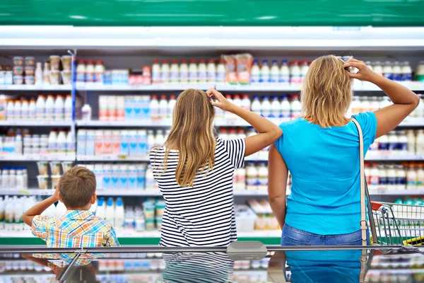 Familie wählt Milchprodukte im Laden — Stockfoto